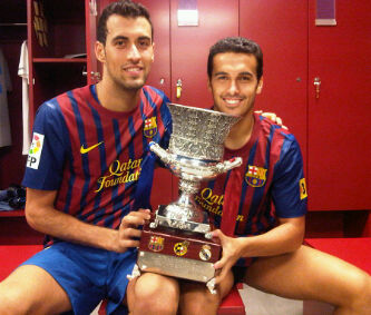 Pedro y Busquets, con la Supercopa 2011 (18-08-2011)