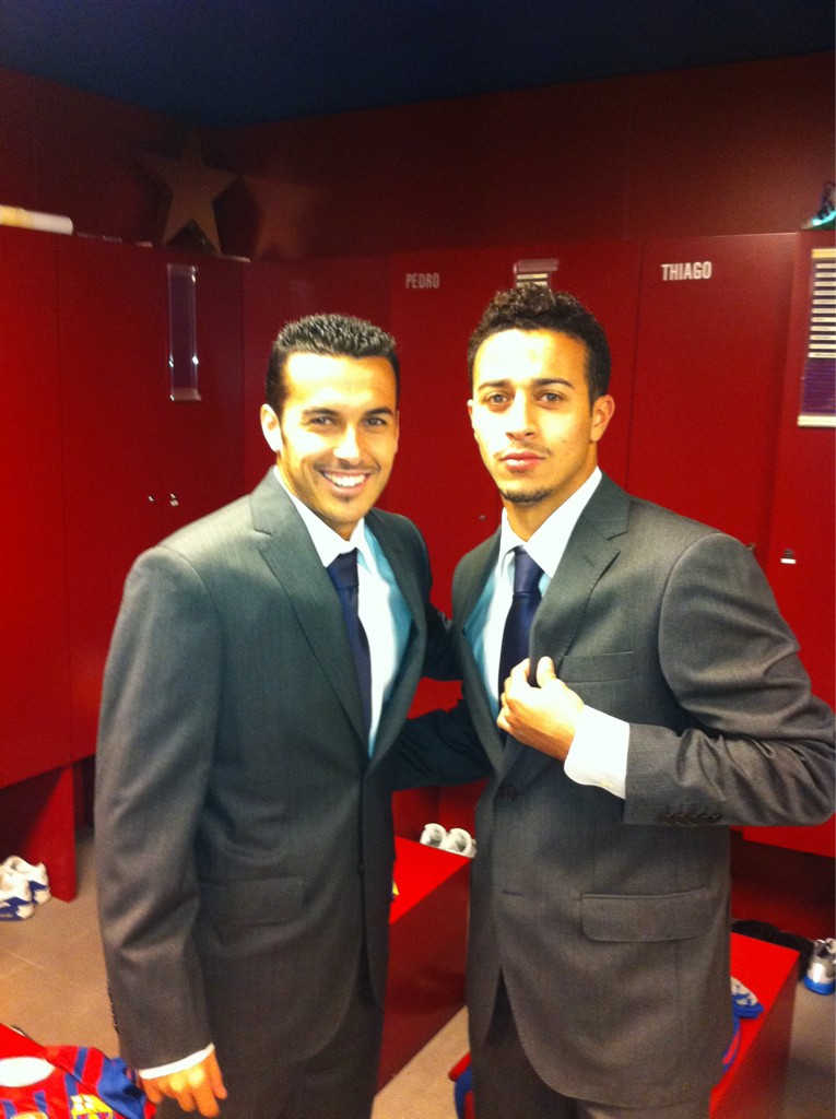 Pedro y Thiago posan con los trajes oficiales de la campaña 2011/12 (14-03-12)