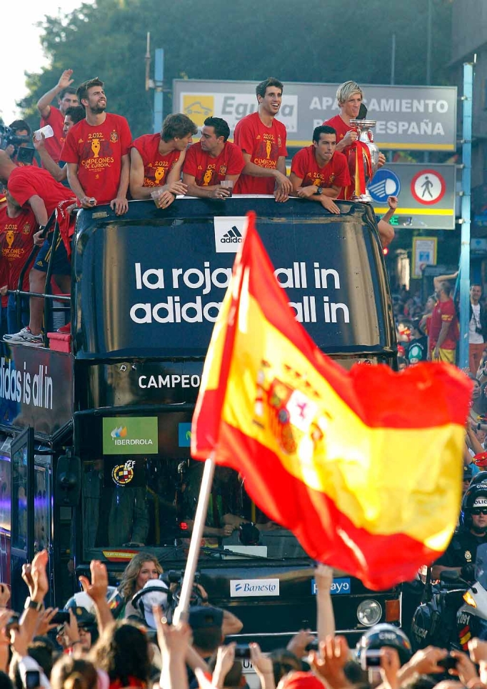 La Roja se funde con la afición en Madrid para celebrar la Eurocopa (02-06-12)