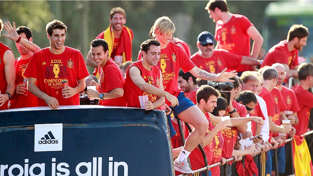 La Roja se funde con la afición en Madrid para celebrar la Eurocopa (02-06-12)