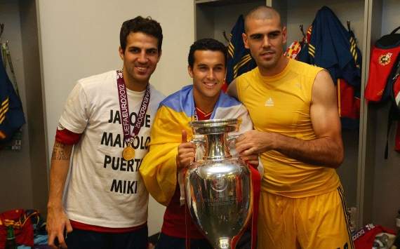 Pedro Rodríguez, Víctor Valdés y Cesc Fábregas celebran la conquista de la Eurocopa