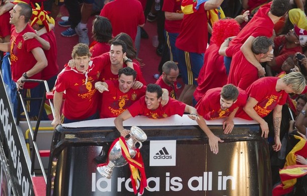 La Roja se funde con la afición en Madrid para celebrar la Eurocopa (02-06-12)