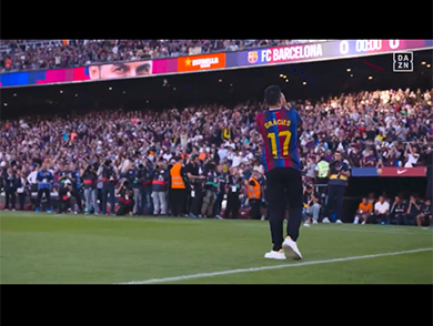 Pedro ejecuta el saque de honor bajo el aplauso del Camp Nou (09-10-26) DAZN