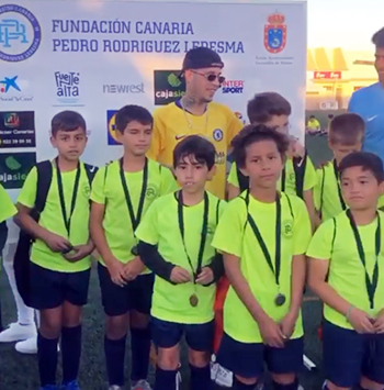 F&uacute;tbol y sonrisas en el Cl&iacute;nic de Navidad 2019