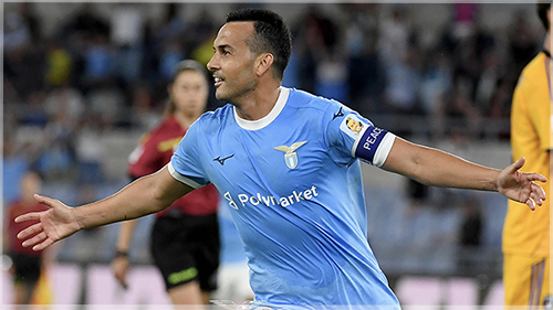 Pedro celebra su &uacute;ltimo gol profesional frente al Pisa en su partido despedida de la Lazio